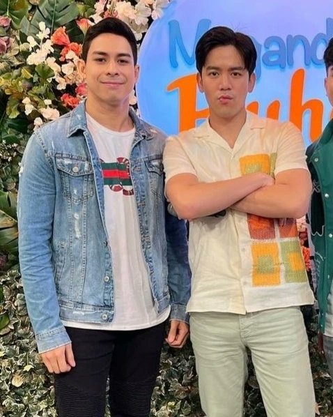 into_jgpggvmm's tweet photo. My BL and GL ship 
Feature on paolo's ig post 
JoshNella, natagpuang nakasandal kila Jane and Paolo😍 
(char) 
@paologumabao
@iamjoshuagarcia @superjanella @Imjanedeleon 
#NoToFanwars #SpreadLovenotHate 

#JoshuaGarcia #PaoloGumabao #BriaNoah #PaoShua #DarLentina #JaneNella https://t.co/Y95Lci0kmv