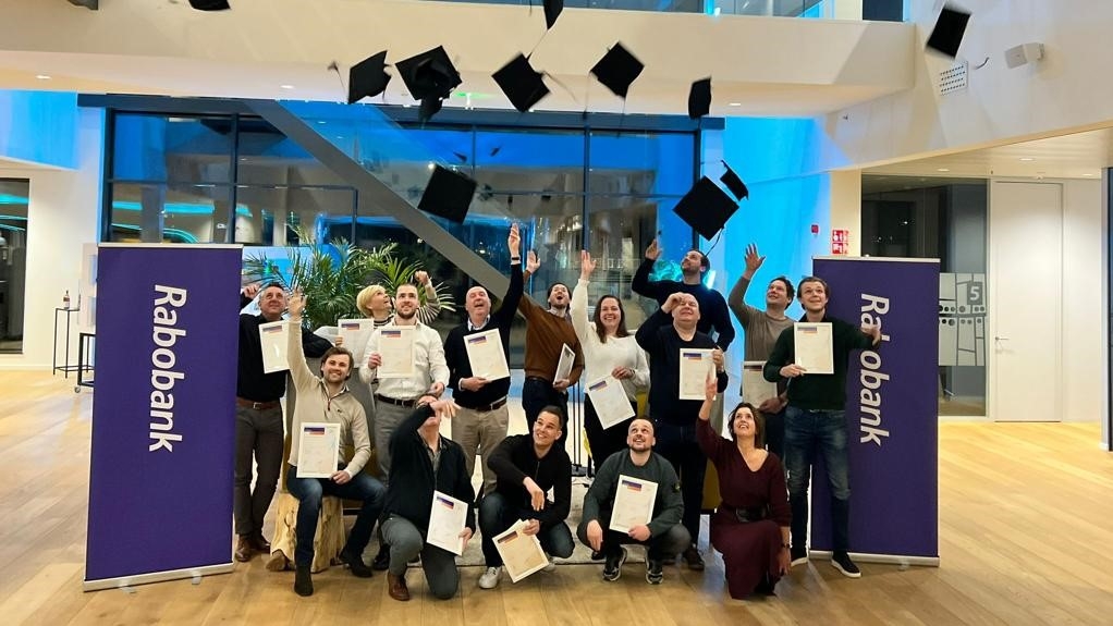 royopdam's tweet photo. Er hing gisteren een feestelijke sfeer tijdens de achtste én laatste bijeenkomst van de reeks Rabo miniMaster. Maar liefst 16 ondernemers rondde succesvol de miniMaster Toekomstbestendig Ondernemen af. Meer weten? neem contact op met jouw accountmanager. https://t.co/Lu9GcA0Q7v