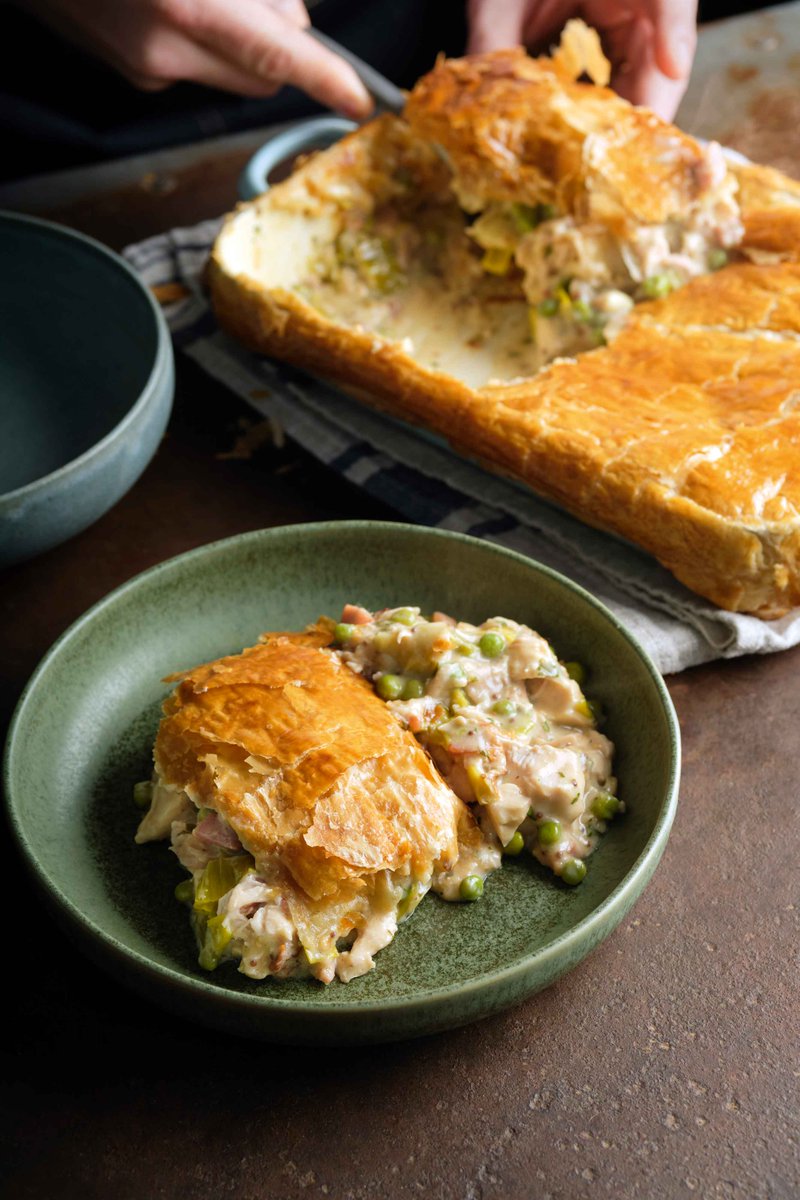 gbf_mag's tweet photo. Who doesn’t get excited by a beautiful pie topped with crispy golden pastry? For the filling, chicken, leeks, lardons and peas are covered in a thick and creamy mustard sauce, and ready-rolled puff pastry makes it very easy to assemble. #britishpieweek
https://t.co/WZKA3Gq0y3 https://t.co/HJkVKhkbZV