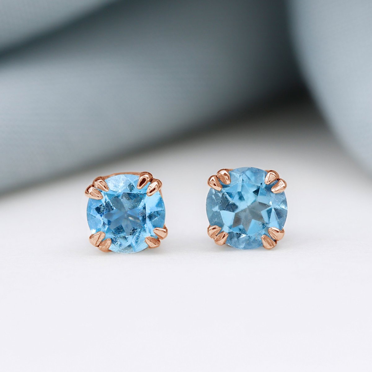 Add a touch of oceanic elegance to your outfit with these Aquamarine Solitaire Studs. 🌊

amazon.com/dp/B09ZLLLZLV 

#aquamarinejewelry #aquamarineearrings #studearrings #solitaireearrings #lightbluejewelry #finejewelry #aquamarinelove #handmadejewelry #instajewelry #earrings