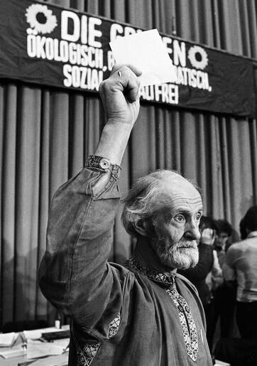 JanPhi0511HD's tweet photo. Das ist übrigens Baldur Springmann, ein Mitgründer der #Gruenen .
Davor war er auch Mitglied der NSDAP, der SA &amp; der SS.

ABER IHR seid Nazis, wenn ihr nur eine andere Meinung habt?! Die Wähler laufen ihnen blind hinterher &amp; glauben alles &amp; denunzieren andere - genau wie damals. https://t.co/6Kqdcjoh6l
