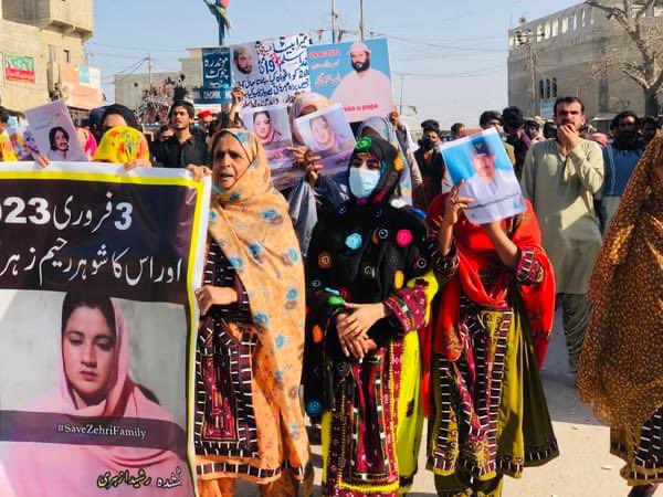SabihaBaloch_'s tweet photo. وہ بلوچ عورتیں جو ریاستی جبر کا شکار ہوئے،بلواسطہ یا بلاواسطہ، 
جو ایک جنونی دشمن کے زیر تسلط کبھی مارے گئے، کبھی اغواء ہوئے، تو کبھی بر سوں تک سڑکوں پہ جنگ لڑتے رہے
آئے کل شال کے سڑکوں سے وفا کرتی ان ماؤں کے نام شال میں یکجاء ہوتے ہیں https://t.co/HHRhzsmk0q