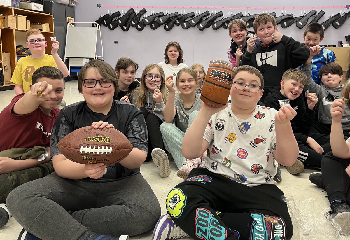 AdonnaHickey's tweet photo. Lots of PIN’s and prizes awarded to some happy Ss this week @Hazelwood_Elem for #newcombe #tripleball #snowshoeing & #volleyball @schoolsportsnl #ParticipationNation @ActiveSchoolsNL @NLESDCA https://t.co/r7tspe3lXa