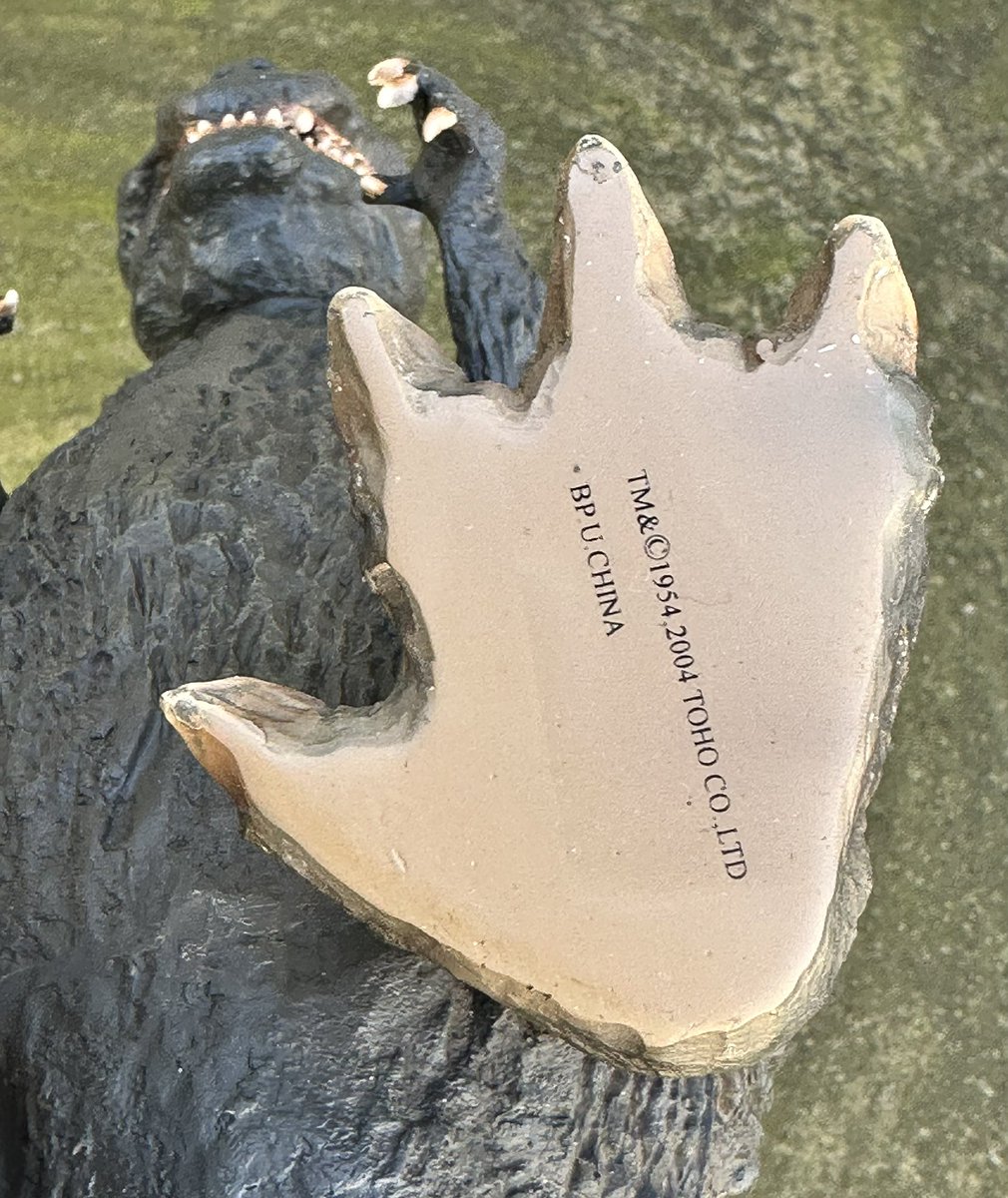 Shin_Gojira_66's tweet photo. Unifive 雛形ゴジラ｡
生々しく、粗暴で、残忍!初代ゴジラの像がとても印象的です。原子爆弾のキノコを模したポリストーン製のプロトタイプ［正面］。とても印象的な像❗️✨✨
#Unifive #Banpresto #ゴジラ #雛形ゴジラ https://t.co/nLTwy3ii0l