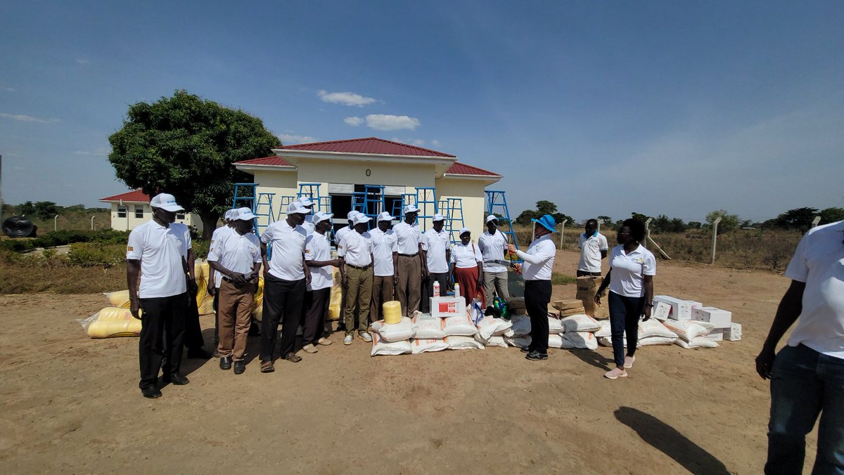 KopiaUganda's tweet photo. Field visit to Soroti.
The Director KOPIA Uganda center donated new items to the newly recruited Citrus growers including fertilizer, ladders, nylon strings, pruning scissors and saws to help with management of their orchards. https://t.co/NOQ3tpJZHW
