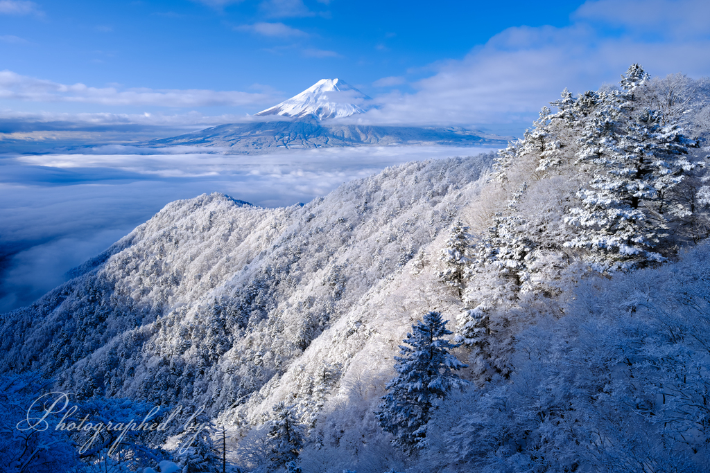 稜線に光が当たり始めたときは感動的でしたが、富士山の登場はここまででした😉