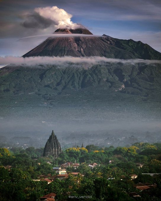 HMPattidarr's tweet photo. The beautiful Prambanam Temple amidst the stunning backdrop of the Merapi Mountain, Indonesia.. https://t.co/VZsDSPx0io