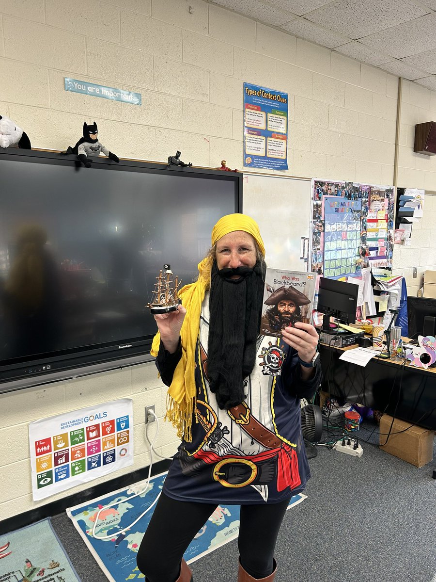 SmartReaders4's tweet image. When you spend the week on an island, you have to dress like their famous pirate Blackbeard! @Falcons_FES , @NCCATNews