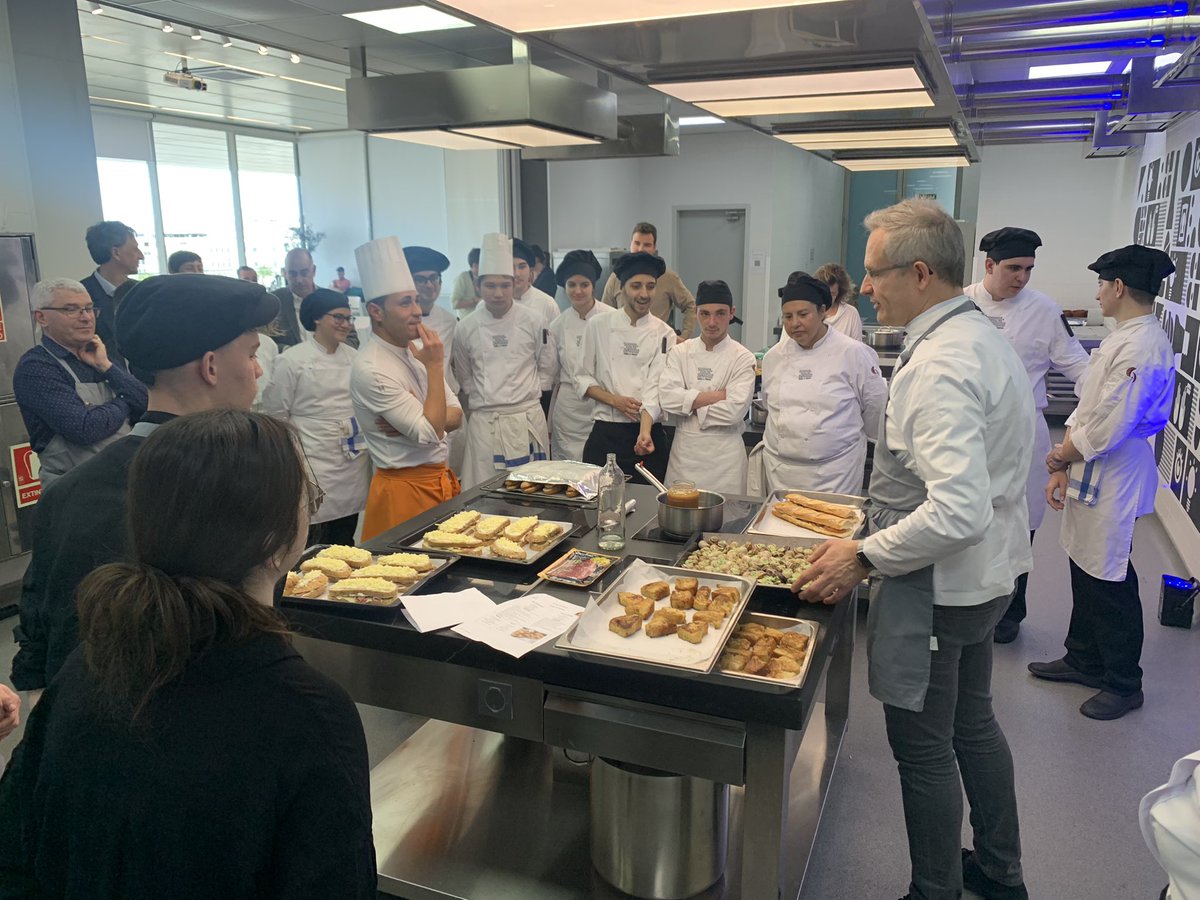 GraoIes's tweet photo. Los alumnos del ciclo de Cocina y gastronomía del @GraoIes intercambiando experiencias con alumnos de cocina franceses en el @veleseventsvlc #IESElGrao #Valencia #VeleseVents https://t.co/7RCBxtrQ89
