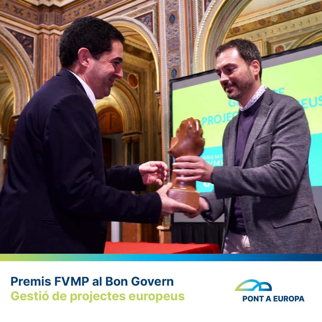 PontaEuropa's tweet photo. |🏆 #PremisFVMPBonGovern|
#Alcoi rep el Premi FVMP al Bon Govern en la categoria de 'Gestió de projectes europeus' pel seu projecte EDUSI🇪🇺
👥Recull el premi l'alcalde, @tonifrancesp; entrega el premi el Diputat, @ximohuguet
Enhorabona👏🏼! https://t.co/Yvdm8ArRht