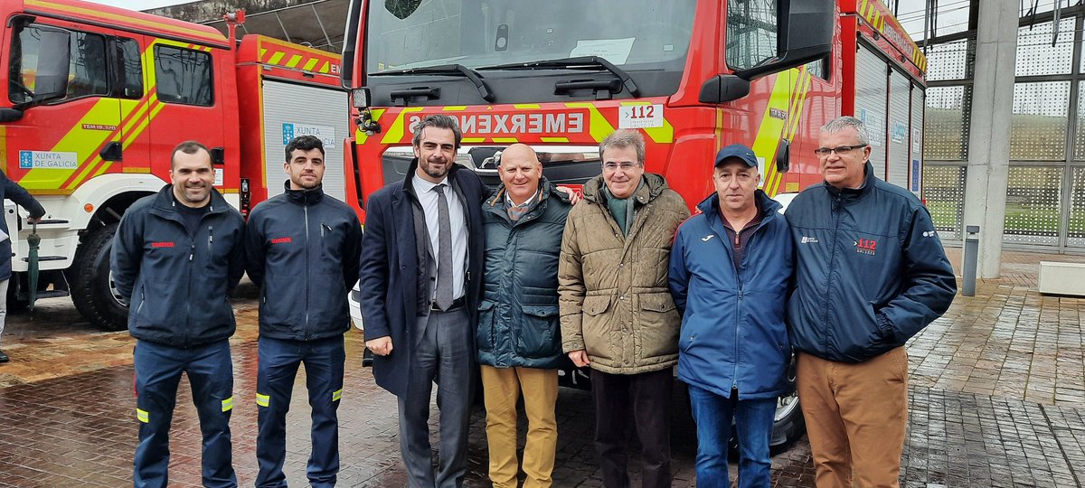 OVoluntariadoOU's tweet photo. 🚒🚒
Esta mañá tivo lugar en #Santiago o acto de entrega de 2 Autobombas Rurais Pesadas (BRP) de 3000 l, para @PCRibadavia e bombeiros da @Mancomunidade que se suman ao material entregado por @XuntaVice a través da #AXEGA na provincia de #Ourense.
#Ribadavia
#TerradeCelanova https://t.co/dLchZSAVwi