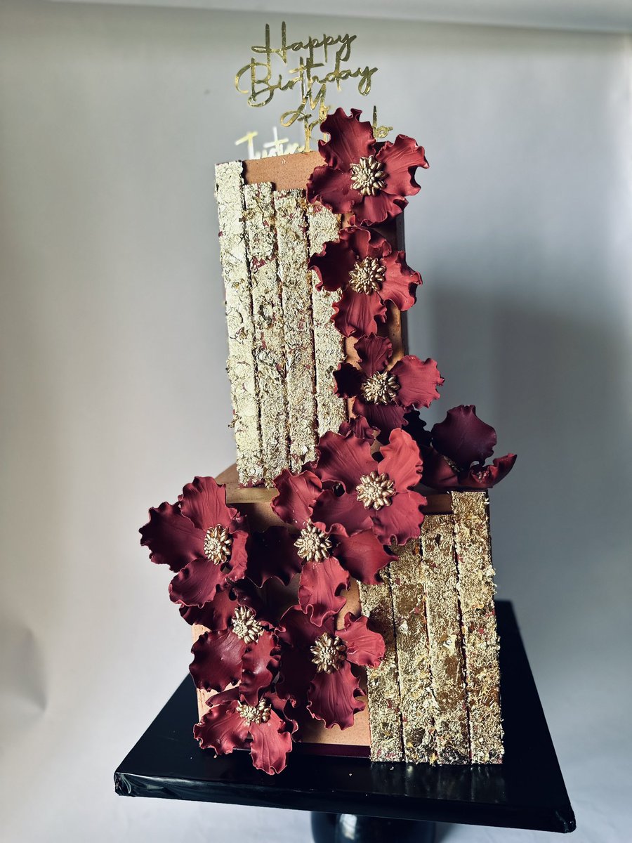 Two tiered beauty 😍, floral and gold leaf mediums #ymaxxcakes#cakesofinstagram#cakesinabuja#tieredcakes