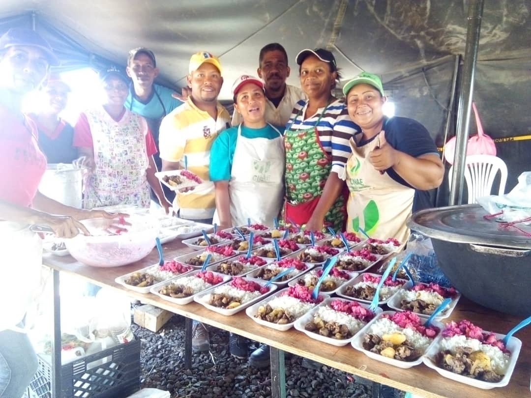 GFuerzayTrabajo's tweet photo. 💡Nuestro reconocimiento a las cocineras de la patria, quienes siguen dando la batalla en cualquier espacio; la camarada Delcy Rodríguez también nos deleitó varias veces con su menú. ¡Un equipo! https://t.co/zjXrY5BKs5
