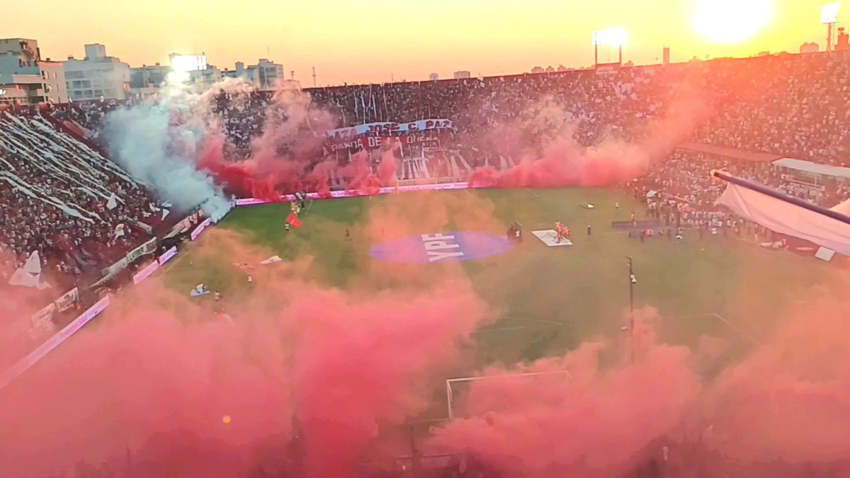 Ulisesgt18's tweet photo. Sigo leyendo a nomades mitómanos dolidos porque Huracán explotó su cancha de 50 mil personas, esa espina de adentro del orto no se la sacan más. QUE LINDO ES SER HINCHA DE HURACÁN!!! 🎈❤️ https://t.co/q0Jdq3n7Hz