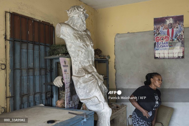 AFPphoto's tweet photo. #AFP Patrick Meinhardt captures scenes at a religious statues workshop in Onitsha, Nigeria. 
📷 @Patrassa https://t.co/tSt1Vryjqq