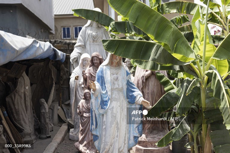 AFPphoto's tweet photo. #AFP Patrick Meinhardt captures scenes at a religious statues workshop in Onitsha, Nigeria. 
📷 @Patrassa https://t.co/tSt1Vryjqq