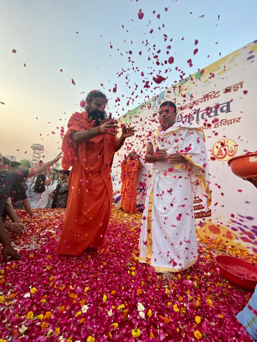 .@yogrishiramdev जी के साथ #पतंजलि प्रांगण में फूलों की #होली #Holi