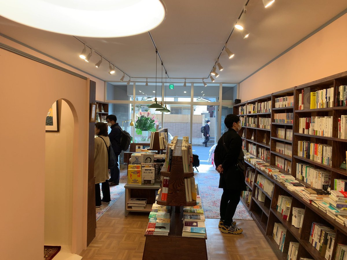 開店初日を無事に終えることができました。ご来店くださった方々、応援してくださった方々、ほんとうにありがとございます。いただいたお花をすべて店内に仕舞うと、お店中がとてもいい香りです。今週は休まず営業して、来週からは水曜と第一第三日曜定休、12時-20時営業時間でやっていきます☺️