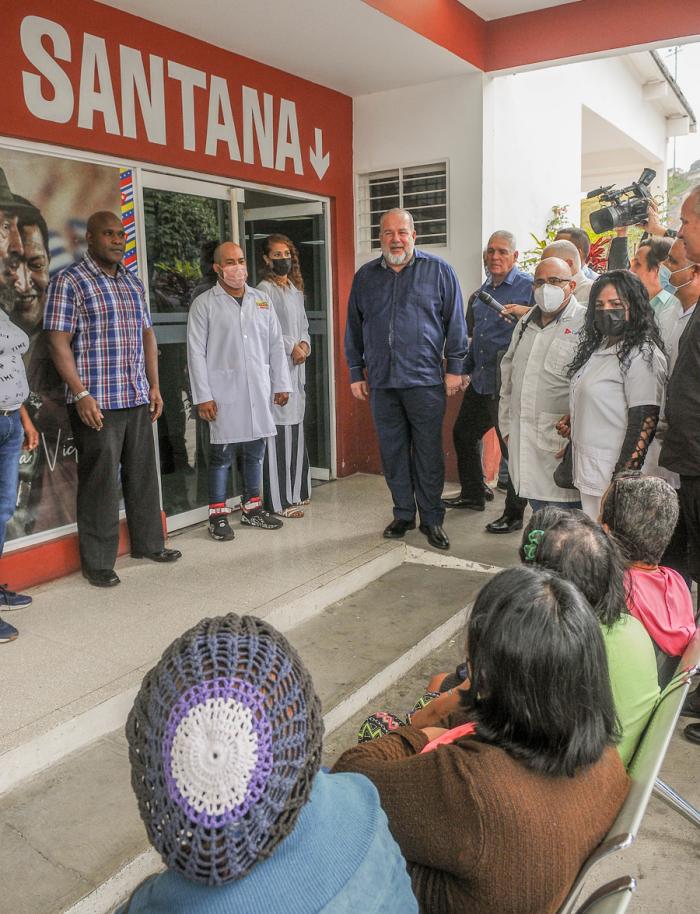 AnayansyPR's tweet photo. 🇨🇺🇻🇪Nos honró con su presencia en el CDI Diego Santana en el Estado Distrito Capital el miembro del Buró Político del Partido y primer ministro, Manuel Marrero Cruz ,acompañado por el ministro de Salud, José Angel Portal Miranda.🇻🇪🇨🇺
#CubaPorLaSalud
@cubacooperaven
@DcMedica https://t.co/MmzWXjS6Lz