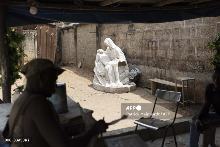 AureliaBAILLY's tweet photo. #AFP Patrick Meinhardt captures scenes at a religious statues workshop in Onitsha, Nigeria. 
📷 @Patrassa https://t.co/fa94jc5oQn
