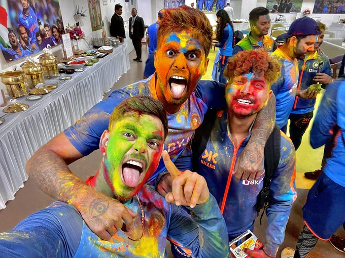 Happy Holi! BCCI समेत इन भारतीय दिग्गजों ने क्रिकेट फैंस को दी होली की शुभकामनाएं, देखें Tweets | 🏆 LatestLY हिन्दी