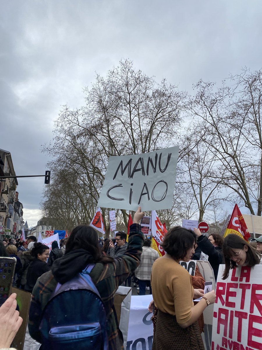 22 000 manifestants ce matin à Pau, Tous mobilisés contre la réforme des retraites du gouvernement Borne. Tous contre la retraite à 64 ans. On ne lache rien.