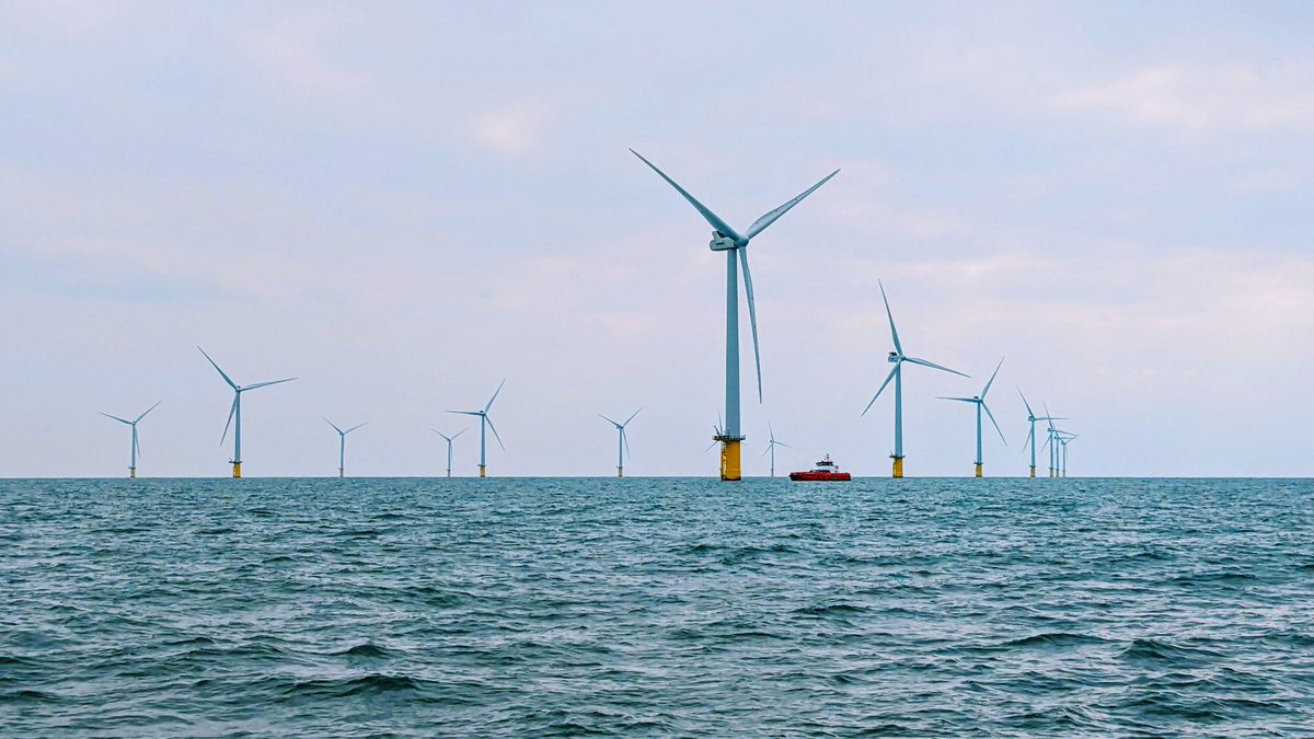 LauraMakesMagic's tweet image. In the interim I've just been using up all my energy on my art course, and I'm really loving it! Yesterday I made these sketches of the wind farm where I live as practice learning watercolours