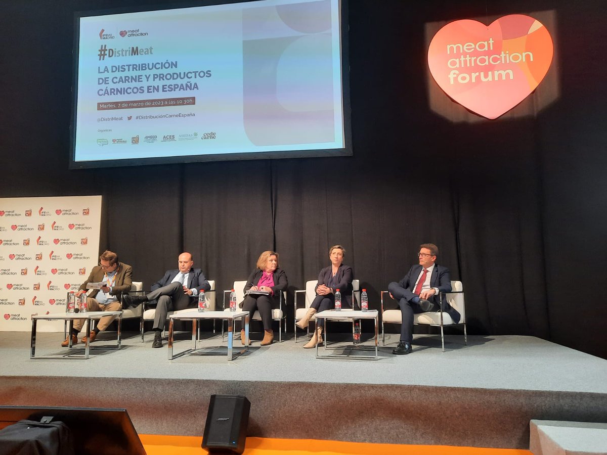 ASEDAS_ORG's tweet photo. @felipemedmar @asedas ha analizado hoy junto a @ACES_supers, @ANGED_es y @Carnimad el futuro de la #distribución de la #carne.
Estupendo encuentro en @MeatAttraction donde se ha hablado de #salud, #rentabilidad y #consumo. #DistriMeat https://t.co/mrE28MkWjN