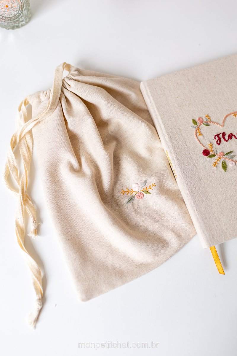 anatelma's tweet photo. Se vc procura presentes lindos e com significado, pra vc ou pra pessoas amadas: faço cadernos, álbuns, caixas e outros itens de papelaria artesanal com linho bordado e aquarela em algodão cru. Apoie o trabalho de uma artista independente, empreendedora solo e dê um RT do amor ❤️ https://t.co/wSd8hwYJ5Z