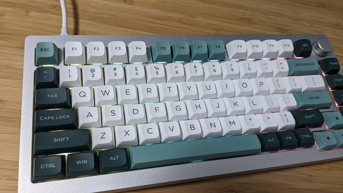 kubonne0416's tweet image. 仕事への情熱がアップ。音が気持ちいい。
Monsgeek M1
Akko v3 cream yellow
キーキャップは適当な安いやつ
#MonsGeek 
#Akko