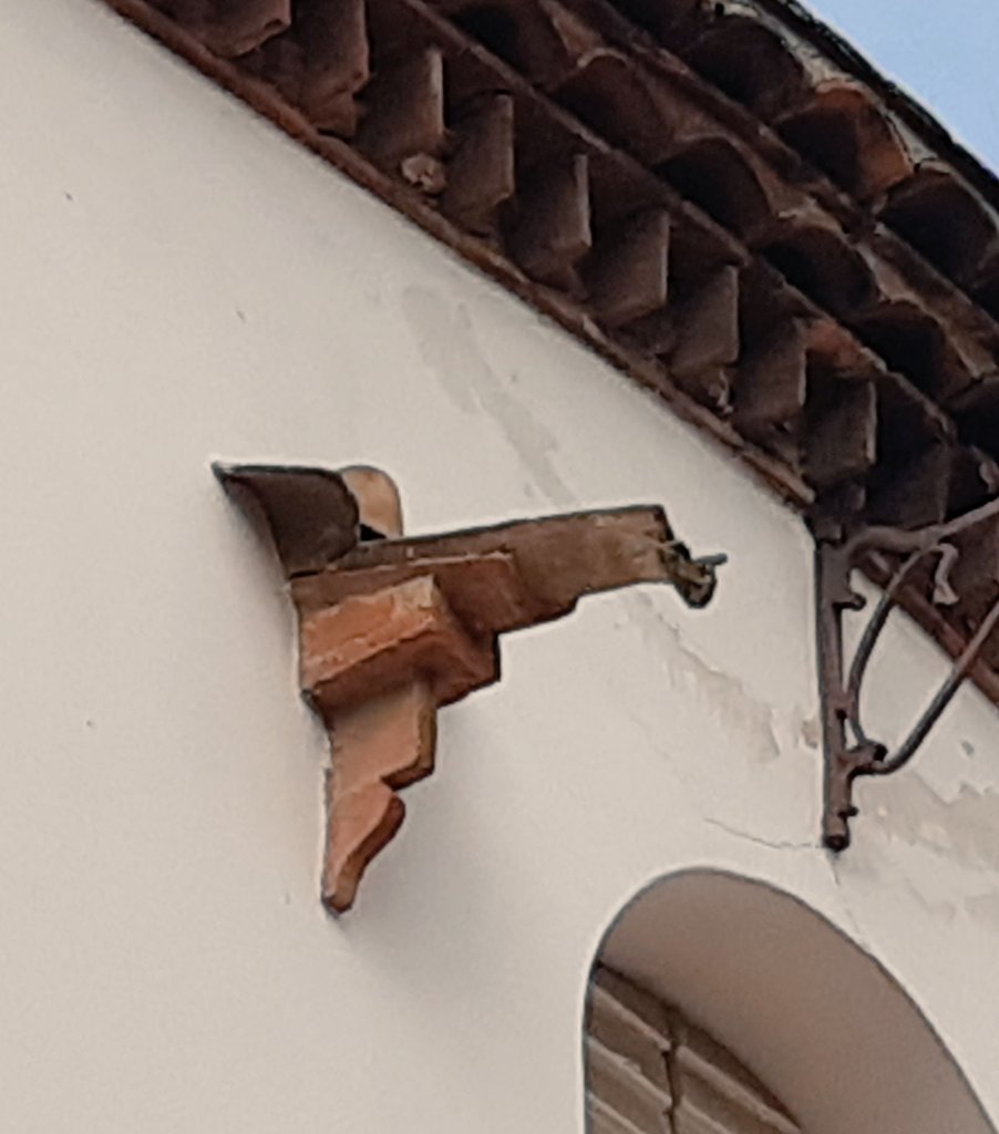 arqcritic's tweet image. 2 totxos + un parell de rajoles + 2 o 3 teules = un ocell gàrgola.
Màxima expressivitat amb el mínim de material.
J.M. Jujol a Can Negre, Sant Joan Despí