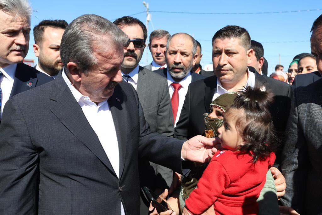 Mustafa_Destici's tweet photo. Diyarbakır’da depremden etkilenen vatandaşlarımızla, çocuklarımızla güzel sohbetler gerçekleştirdik. 
Rabbim memleketimizin her bölgesini, her şehrini, her bir  insanımızı, özellikle yavrularımızı her türlü kötülüklerden ve doğal afetlerden korusun. https://t.co/8JCf0EE4fg