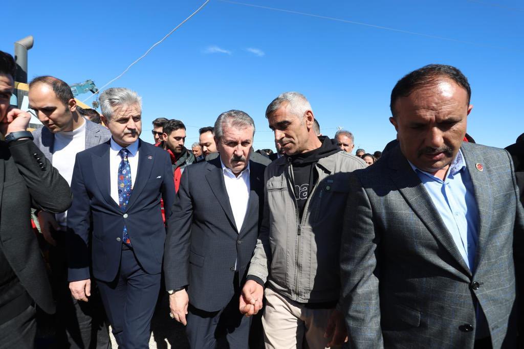 Mustafa_Destici's tweet photo. Diyarbakır’da depremden etkilenen vatandaşlarımızla, çocuklarımızla güzel sohbetler gerçekleştirdik. 
Rabbim memleketimizin her bölgesini, her şehrini, her bir  insanımızı, özellikle yavrularımızı her türlü kötülüklerden ve doğal afetlerden korusun. https://t.co/8JCf0EE4fg