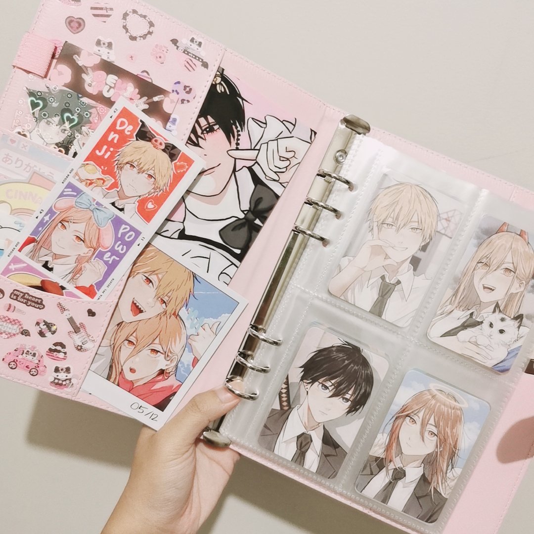 cwncart's tweet photo. 🧺 #cwnmail | #from_starr
the csm decorated macaron binder is here >< SAUR PRETTY NYA TLGA HUHU i didn't expect to see two yoshida maid prints?! also the csm pocas AAAAAA grabe kilig ako saur much 🤧 thank you din nica for the early bday gift mwehehe <3 https://t.co/Zyz4Hm9Ytq