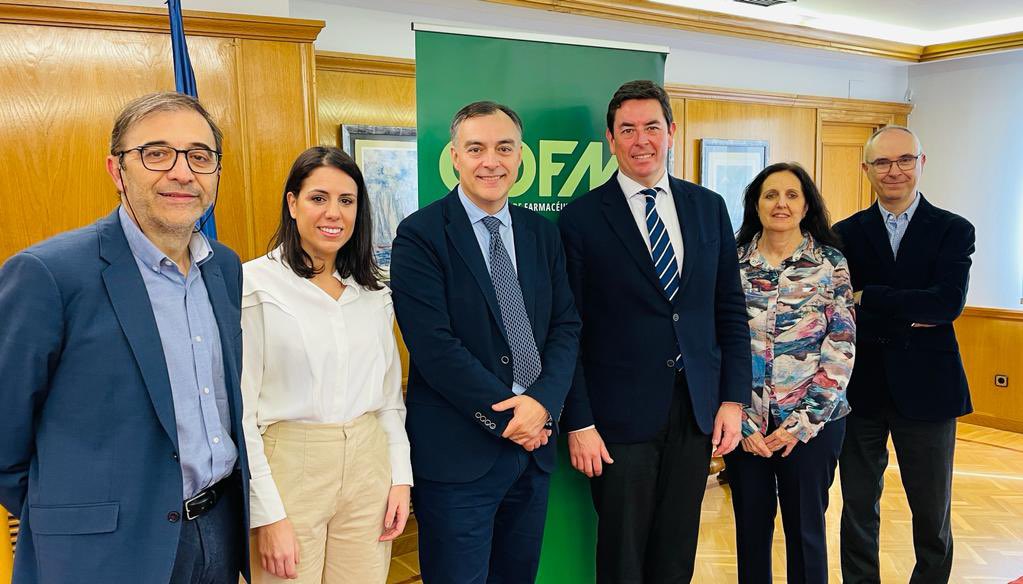 COFMadrid's tweet photo. Firmamos hoy un Convenio de colaboración con @SEFAC_aldia para trabajar juntos en la #JornadaSEFAC2023 en Madrid. Vicente J. Bauxali y @Manuelmperal han firmado hoy el acuerdo en el Colegio en un acto que ha reunido a miembros de las juntas de ambas instituciones. https://t.co/3SGAp7ZRpY