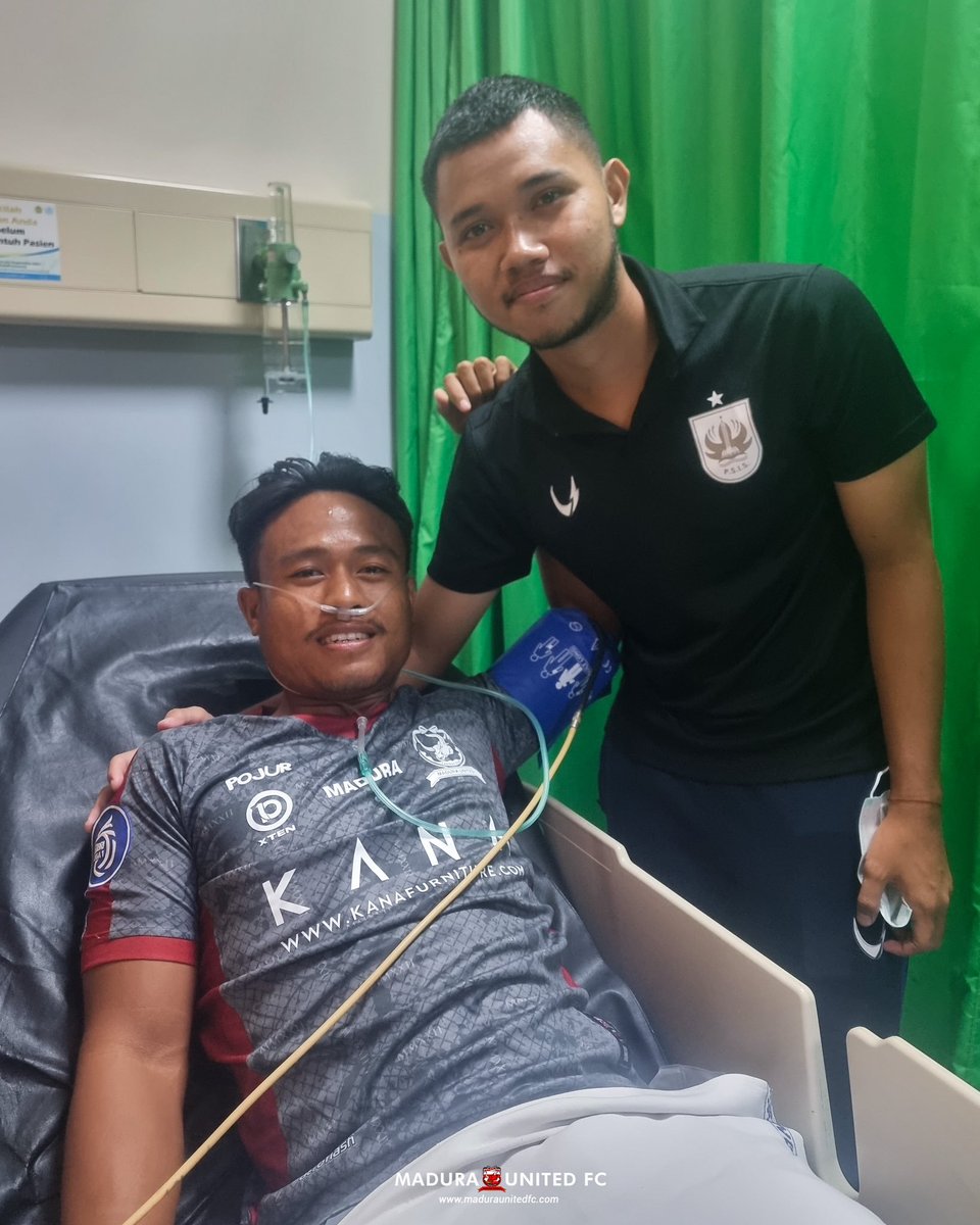 FaktaSepakbola's tweet photo. Alhamdulillah pemain Madura United, Ricki Ariansyah (Rian), kondisi nya kini sudah sadar &amp; membaik. Pemain PSIS, yakni Farrel Arya, juga sempat menjenguk ke rumah sakit. 

Rian masih harus di rumah sakit untuk pemantauan lebih lanjut

Semoga lekas pulih &amp; semakin membaik, Rian! https://t.co/Dz07EABAto