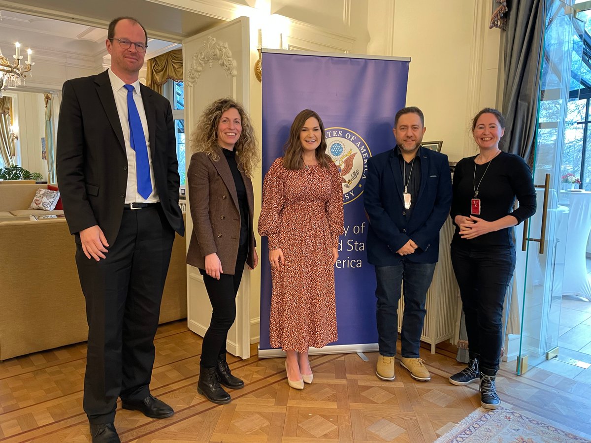 @BEESECURE, #Script, @ZpB_Lux and #FSL shared the pleasure to meet the U.S. Special Envoy for Global Youth Issues, Abby Finkenauer (@StateYouth). A warm thank you for the invitation to this #Medialiteracy roundtable at the @usembluxembourg and the inspiring exchange! 🇺🇸🇱🇺🤩