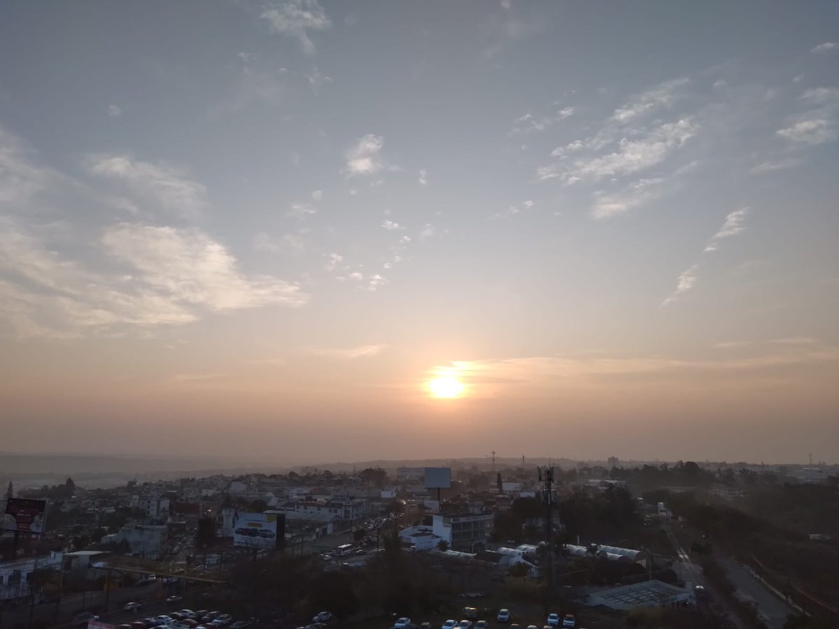 GolfoNoticias_'s tweet image. spcver: 07/03/2023

#Xalapa amaneció con cielo parcialmente nublado, trazas de nubes #altocumulus y #altostratus, y un ambiente fresco, esperándose una temperatura máxima de 27-29°C, y posibles lluvias aisladas y ligeras, así como nieblas por la tarde o …