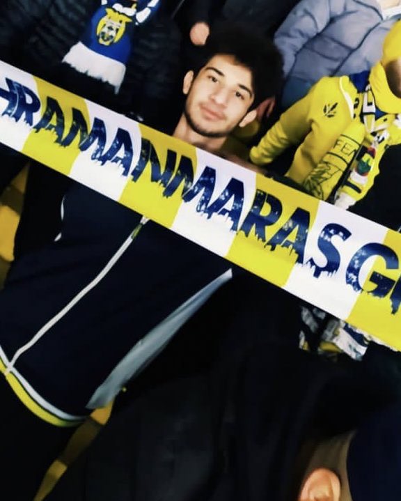 Benim kardeşim daha 17 yaşındaydı. Bu yüzü sakın unutmayın. Enkazın başında Ali diye bağırdığımda bana ‘Abla nolur kurtarın beni’ dedi. Yalvardım herkese, kardeşim bana seslendi dedim. Tek bir kişi dikkate almadı beni. Ölüme terk ettiler benim kardeşimi.