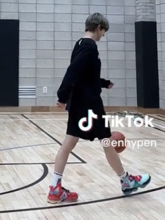 희승이 너무 아름다운 종아리 비율을 가지고 태어남
동양인에게서 절대 나올 수 없는 종아리길인데..
저렇게 하이탑 신고 양말 더 긴거 신었는데도 무릎까지 한참 남은 거 봐
노력으로 절대 안되는 거.. 걍 타고 나야하는 거