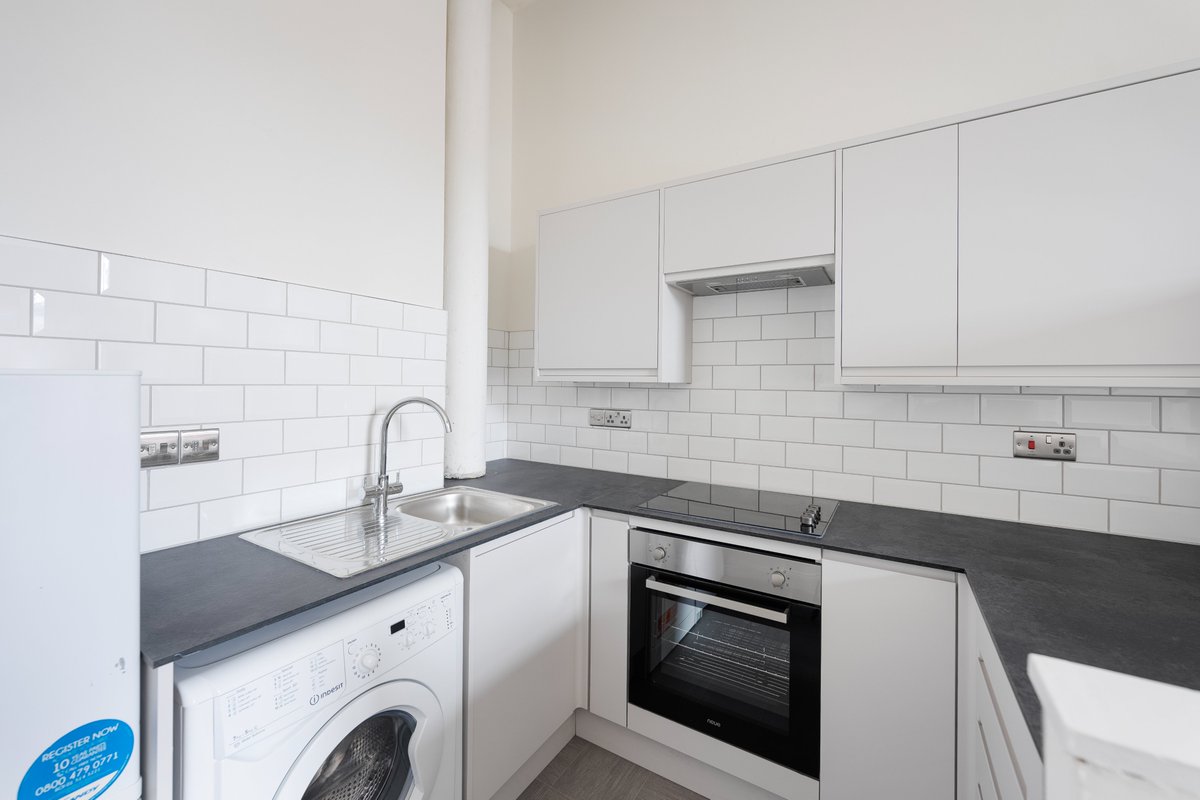 Did you know that we offer a refurbishment service to our landlords? We're very pleased with this new kitchen which was fitted as part of a complete renovation of a one bedroom flat #Bristol #property #refurbishment