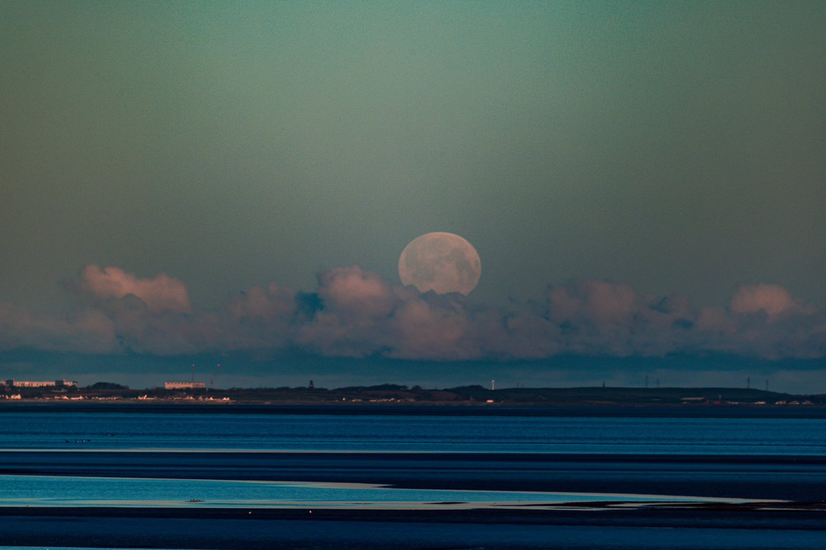 #moon across #MorecambeBay and #Barrow @LancasterVisio2 @CumbriaLive @CumbriaCrack @CanonUKandIE #Eos1DII