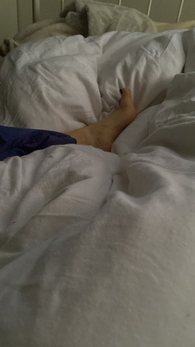 alessiasophie03's tweet photo. Lieg heute schon den ganzen Tag im Bett, steht irgendein loser da draußen auf Heiserkeit hab keine Stimme mehr vllt macht es ja Spaß dich damit runter zu machen hahahahha 🤭 #loser https://t.co/4eJxNP0tBT