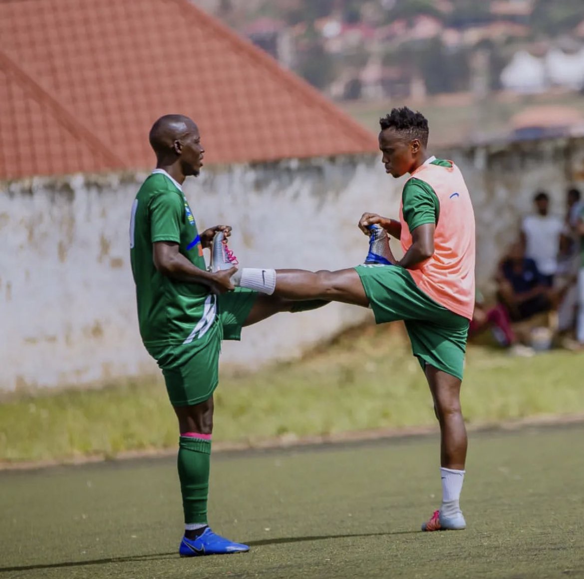 KiyovuFans's tweet photo. 💚 The Boyz warm up!
Kick-off ... 🔜
#Kiyovu | #La jeunesse | #PeaceC🆙 https://t.co/JQmnc7yDiD
