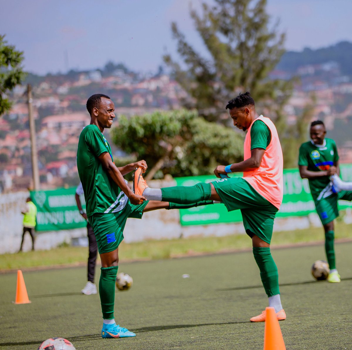 KiyovuFans's tweet photo. 💚 The Boyz warm up!
Kick-off ... 🔜
#Kiyovu | #La jeunesse | #PeaceC🆙 https://t.co/JQmnc7yDiD