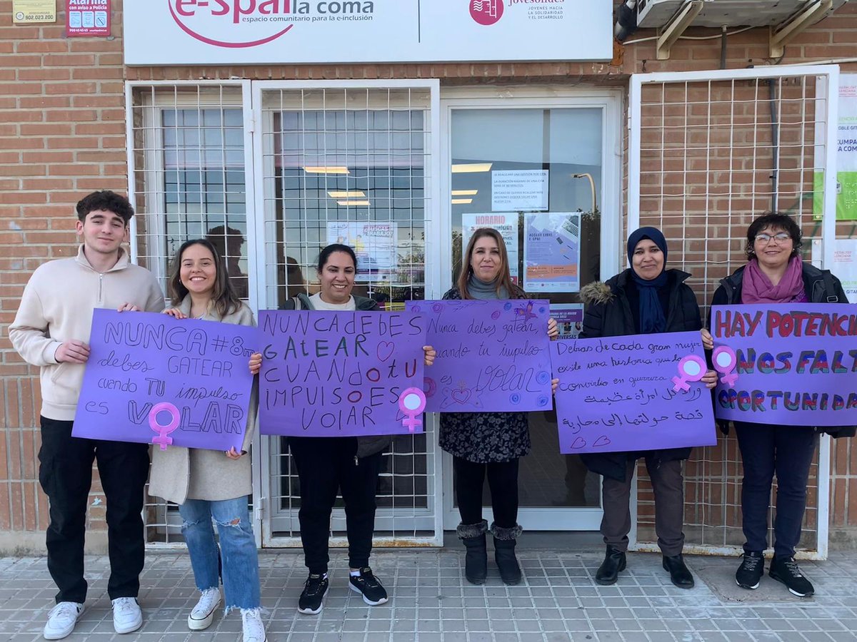 rahmaelbasraoui's tweet photo. Hoy en #EspaiLaComa hemos disfrutado de un encuentro entre mujeres #DiversasYIguales, hemos intercambiado experiencias, vivencias ... de aquí y de allá, hemos descubierto que tenemos las mismas #reivindicaciones y los mismos #derechos. 
Como mujeres somos todas #iguales 🧕👩‍🦱👱‍♀️👩‍🦰 https://t.co/cI7QXyIIHp