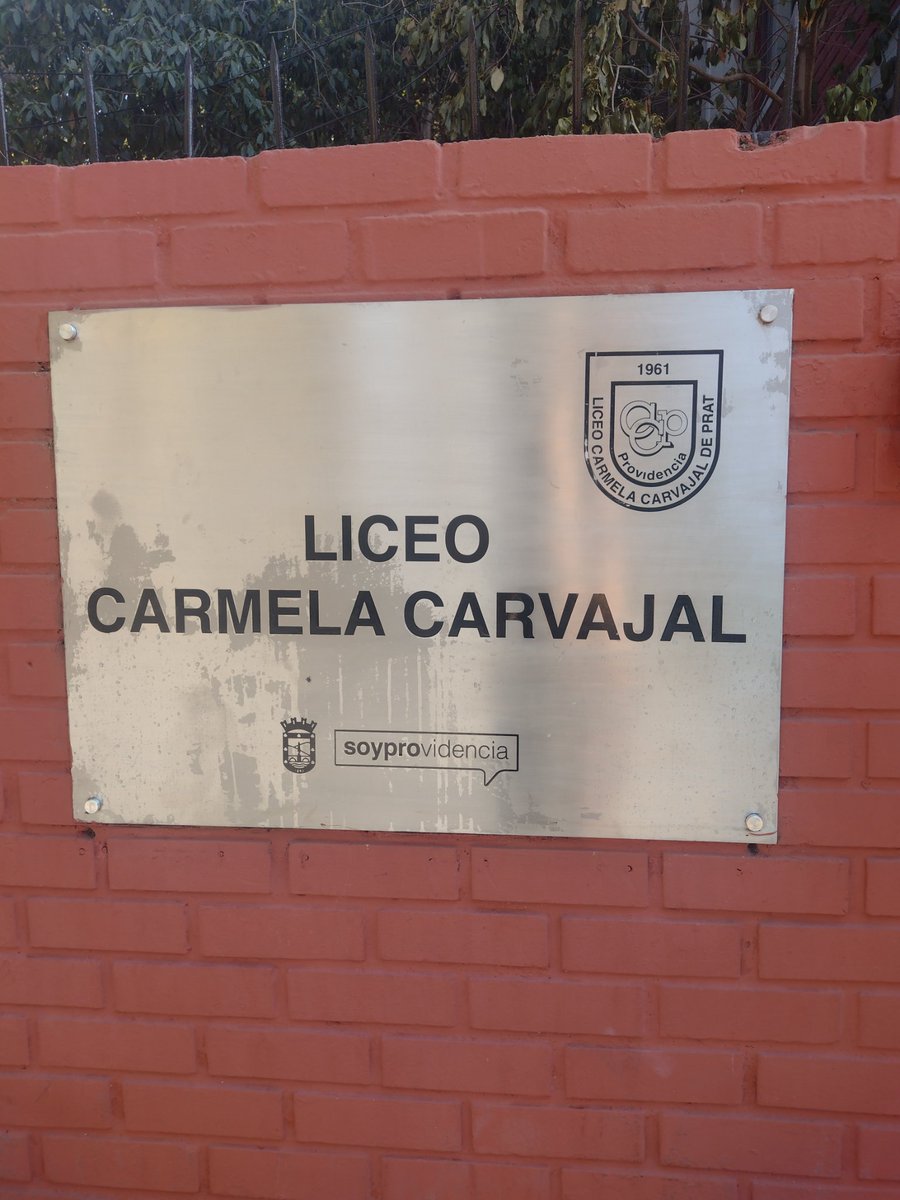 mirasanjuan's tweet photo. Acabo de pasar por el Liceo Carmela Carvajal de Prat, el liceo dende estudié entre 1978 y 1983. 
Pasé a dejar libros para una campaña que están haciendo las estudiantes.
Si las quieren apoyar 
pueden seguir su cuenta Instagram➡️
Comparte Tu Libro. https://t.co/GEoDGpH0ww