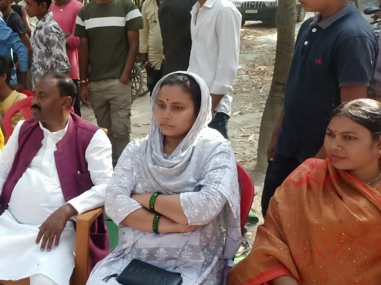 RekhaChM's tweet photo. चार दिवसीय #रामदास यादव क्रिकेट टूर्नामेंट परसोनिया रानी गाछी का आज फाइनल मैच खेला गया जिसका उद्घाटन करता पूर्व कलासंस्कृति मंत्री #शिवचंद्र राम मुख्य अतिथि #रेखा चौधरी मुखिया,#कुंदन यादव,#पवितर राय,एवं ग्रामवासी उपस्थिति हुए और विजेता, उपविजेता को ट्रॉफी दे कर सम्मानित किया गया https://t.co/nPj8OvoEFO