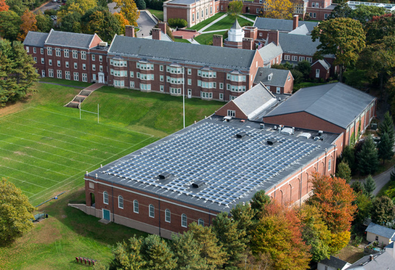 Roxbury Latin School put the large, flat roof of the Albert H. Gordon Field House to work for them by installing a #solar photovoltaic (PV) system on it. The School is projected to save just under $100,000 over the 15-year lease term. bit.ly/3ZtlLe2