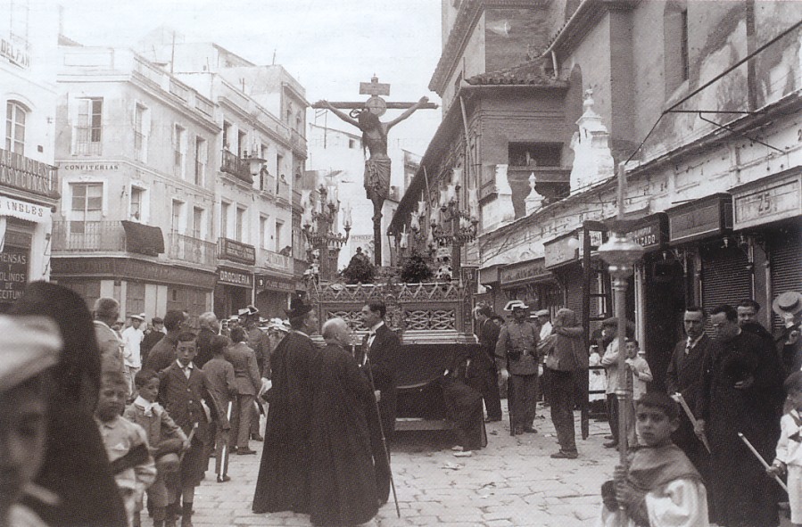 ¿SABÍAS QUE.. debido a la sequía que sufrían en 1669, el <a href="/Ayto_Sevilla/">Ayuntamiento de Sevilla</a> y <a href="/archisevilla/">Archisevilla</a> decidieron llevar a la Catedral al Santo Cristo en tal día como hoy? Las lluvias en los días siguientes fueron tan intensas que se pudo remediar el problema. 
#TDSCofrade #TDSActualidad